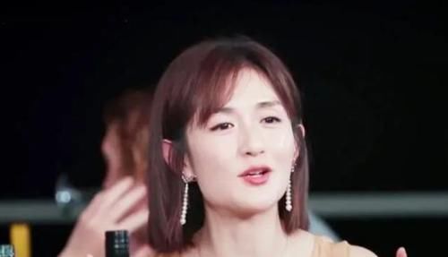 产妇|俩女星坐月子,一个忍不住天天洗头,一个忍了42天,差距很明显