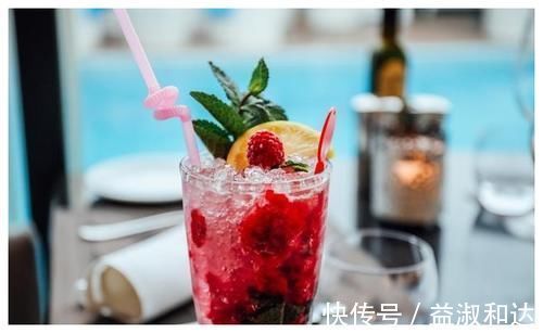 经血|女性月经期间，就算再喜欢，这四种水也都别碰，否则子宫会很遭罪