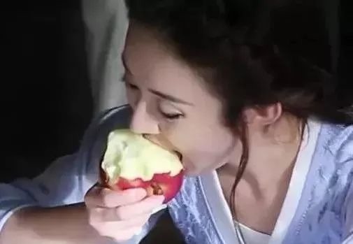 明星“吃水果”,赵丽颖暴露本性,千玺太重口味,她被批太做作!_样子