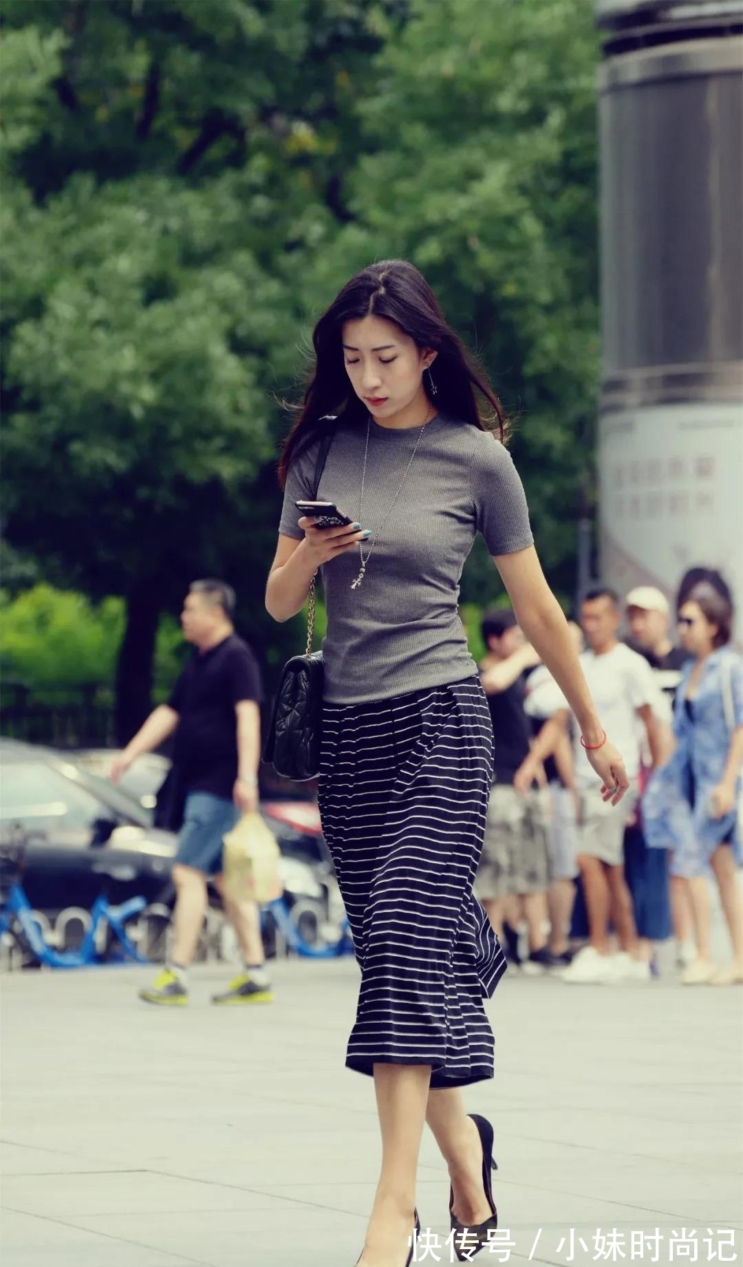 女神魅力 街拍路人,高跟鞋这样搭配会更有气质,而且充满时尚女神魅力