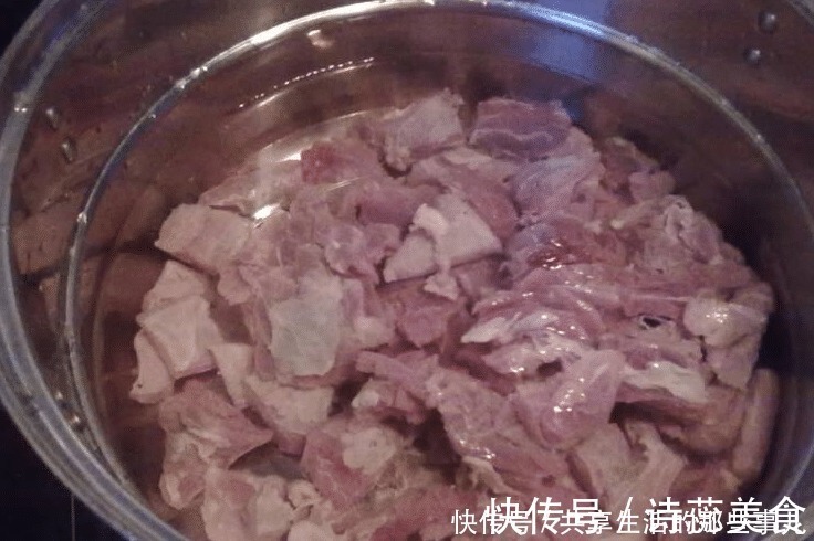 炖牛肉,第一步不是先焯水!大厨教你正确做法,软烂入味,还不腥