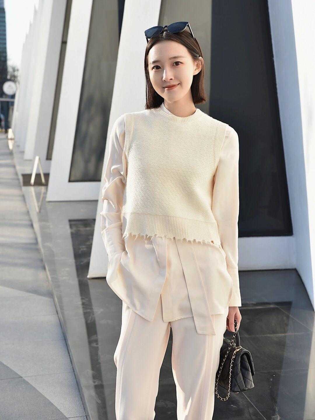 牛仔裙 早春职场怎么穿更洋气?借鉴这几组搭配方式,简约日常又有气场