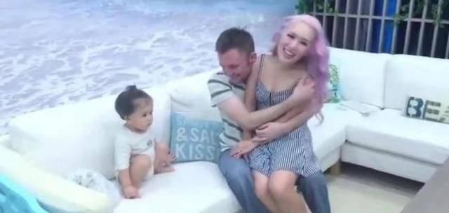 妈妈|看到妈妈坐在爸爸腿上,1岁女儿这吃醋的模样,让爸妈哭笑不得