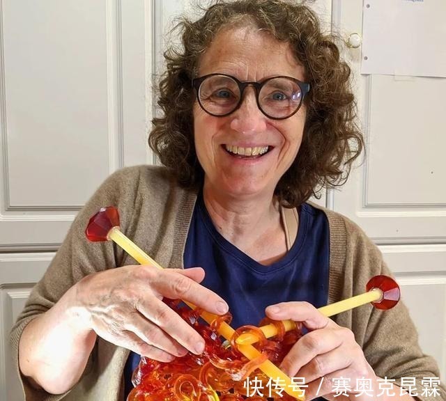 色彩#她是用玻璃雕塑“织毛衣”的第一人,这质感极其逼真!手太牛逼了