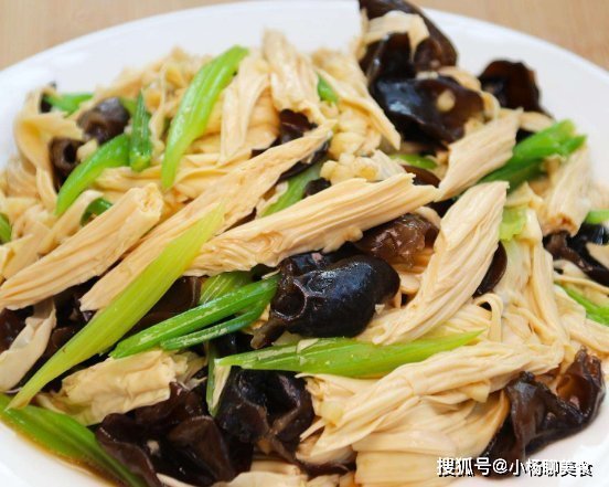 泡腐竹时，不要直接加水泡，教你正确做法，腐竹泡得快有韧性