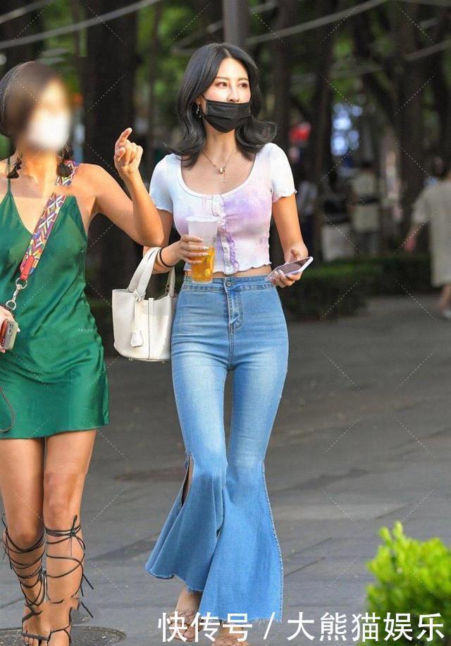 U型领口的短T,搭配“高配”牛仔喇叭裤,清新自然,简单又大方