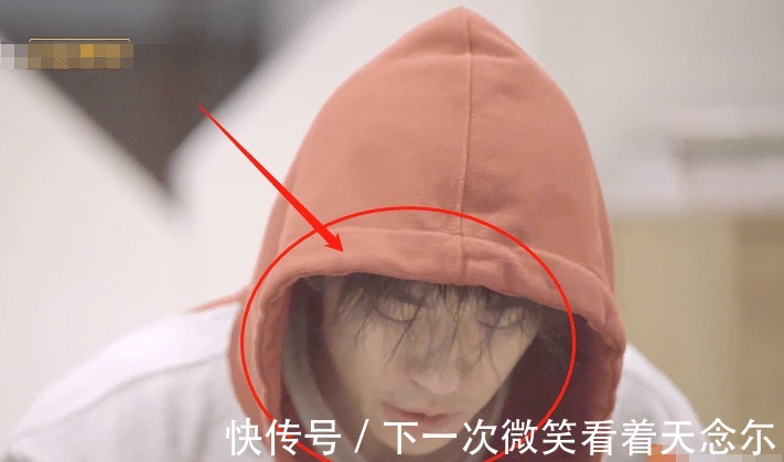 美颜|易烊千玺睡前撸串,节目组忘了给美颜,这小胡子是认真的吗