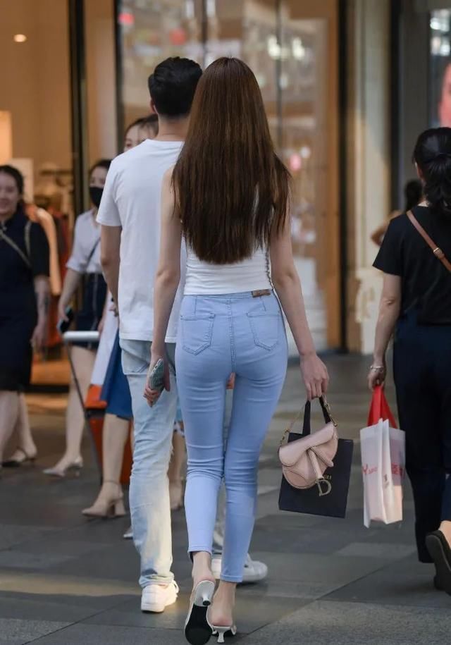 时尚 清秀唯美的姐姐白色上衣搭配浅色牛仔裤休闲时尚身材完美