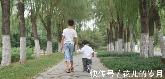 b妹妹接哥哥放学,被哥哥直接拎了起来,妹妹:我不要面子的啊?