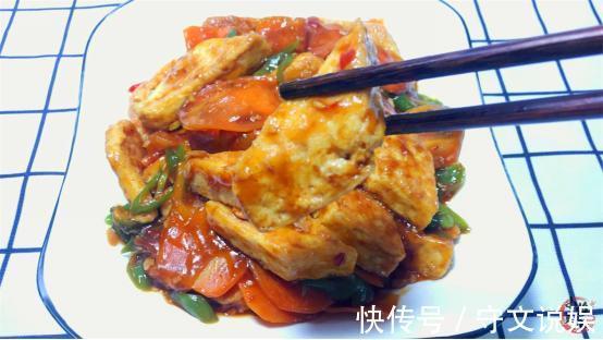 强身健体|一整块豆腐放鸡蛋液里，擀面杖一压，一出锅拿红烧肉也不换