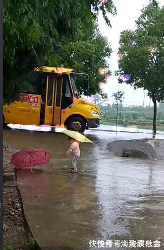 妈咪|下雨天,妹妹在路边撑着伞接哥哥放学,接下来妹妹举动暖炸了