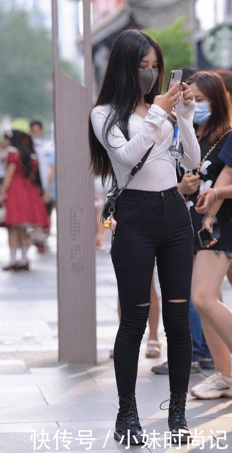 街拍：紧身长衫搭配小黑裤，可以完美修饰女性曲线