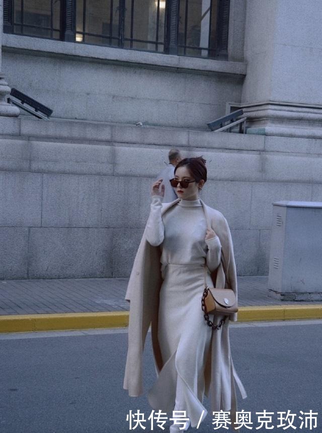 大衣搭配|美不美,看穿搭,讲究的女人秋冬都这样来穿,光靠气质就稳赢