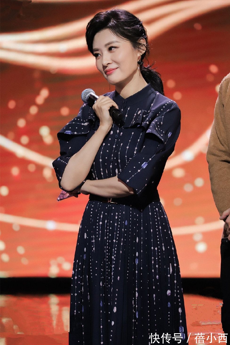 半身裙|周涛的私服穿搭才叫高级,印花外套配小白裤好美,60后女性可照穿