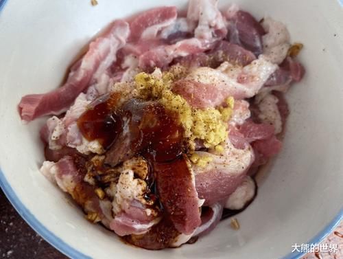 炸酥肉，这味料是关键，比例是2:1，酥香可口，放凉后不回软