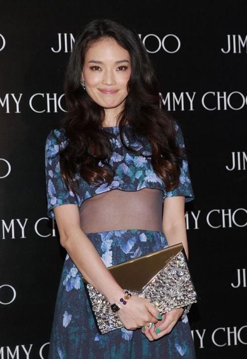 方脸是如何搭配发型，让我们看明星们都是怎么搭配的