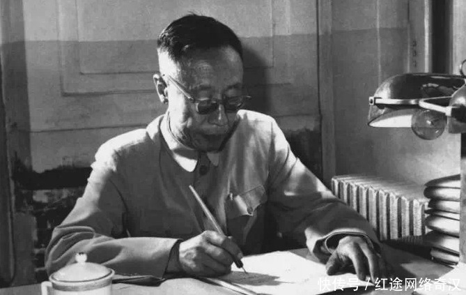 李淑贤|晚年溥仪和妻子逛故宫,妻子指着龙椅问一句话,溥仪字字含泪而出