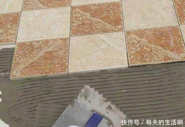 工人|装修万万别让工人徒手贴瓷砖，现在流行用这种工具，太聪明了！