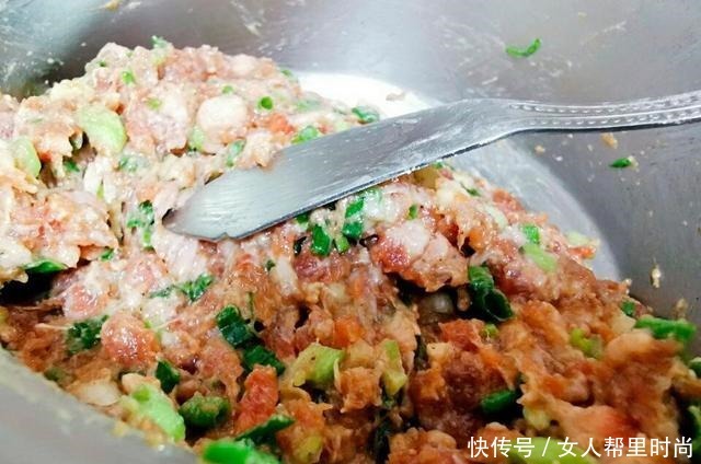 搞定娃儿,一张馄饨皮就够了,鲜甜又多汁,这锅够暖心