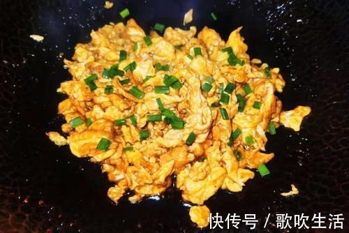 味道|鸡蛋别只会炒番茄，加它一起炒，味道鲜得没话说，吃一次就忘不掉