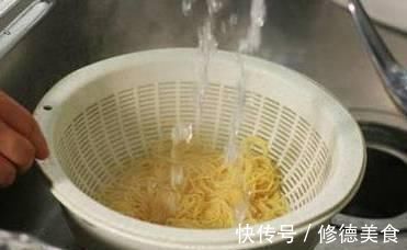 焯水|煮面条时，到底要不要“焯水”？很多人都做错了，难怪面条不好吃