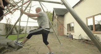 |搞笑动图:把妹子的小脸放手掌上捏一捏!