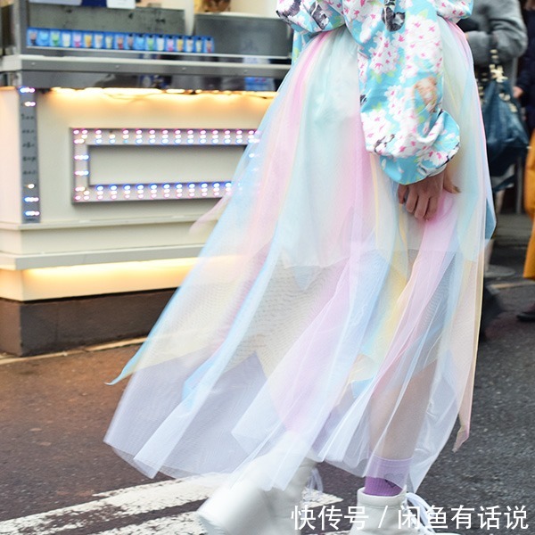 女人|女人上了40岁,有3种“时髦裙”尽量少穿,会拉低气质还显土气