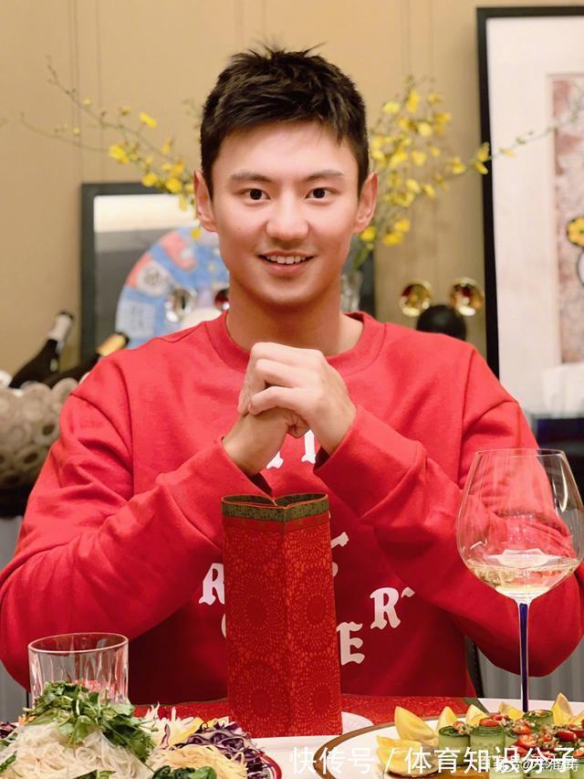 中国乒乓球队|除夕夜,宁泽涛一袭红衣,女排国手丸子头,孙一文“左拥右抱”!