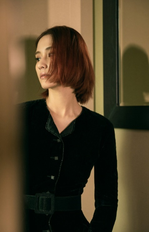 针织衫 何超莲很有“名媛气质”,穿黑色丝绒裙尽显身材曲线,不输女明星