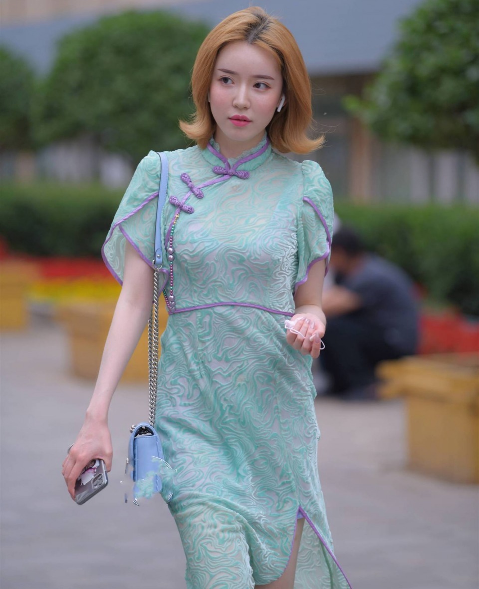 女人|美女街拍:气质脱俗的小姐姐,时尚穿搭浅绿色连衣裙,尽显女人味十足