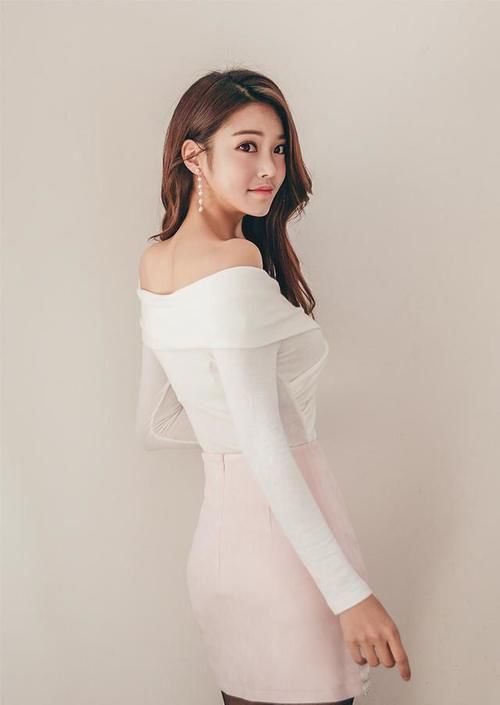 包臀裙|穿包臀裙的美女,白裙子搭配黑丝袜,浑身散发出性感的成熟魅力