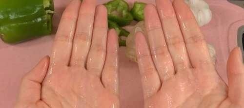 白醋倒在手心搓一搓,效果太棒了,可惜好多人不懂,学会一生有用