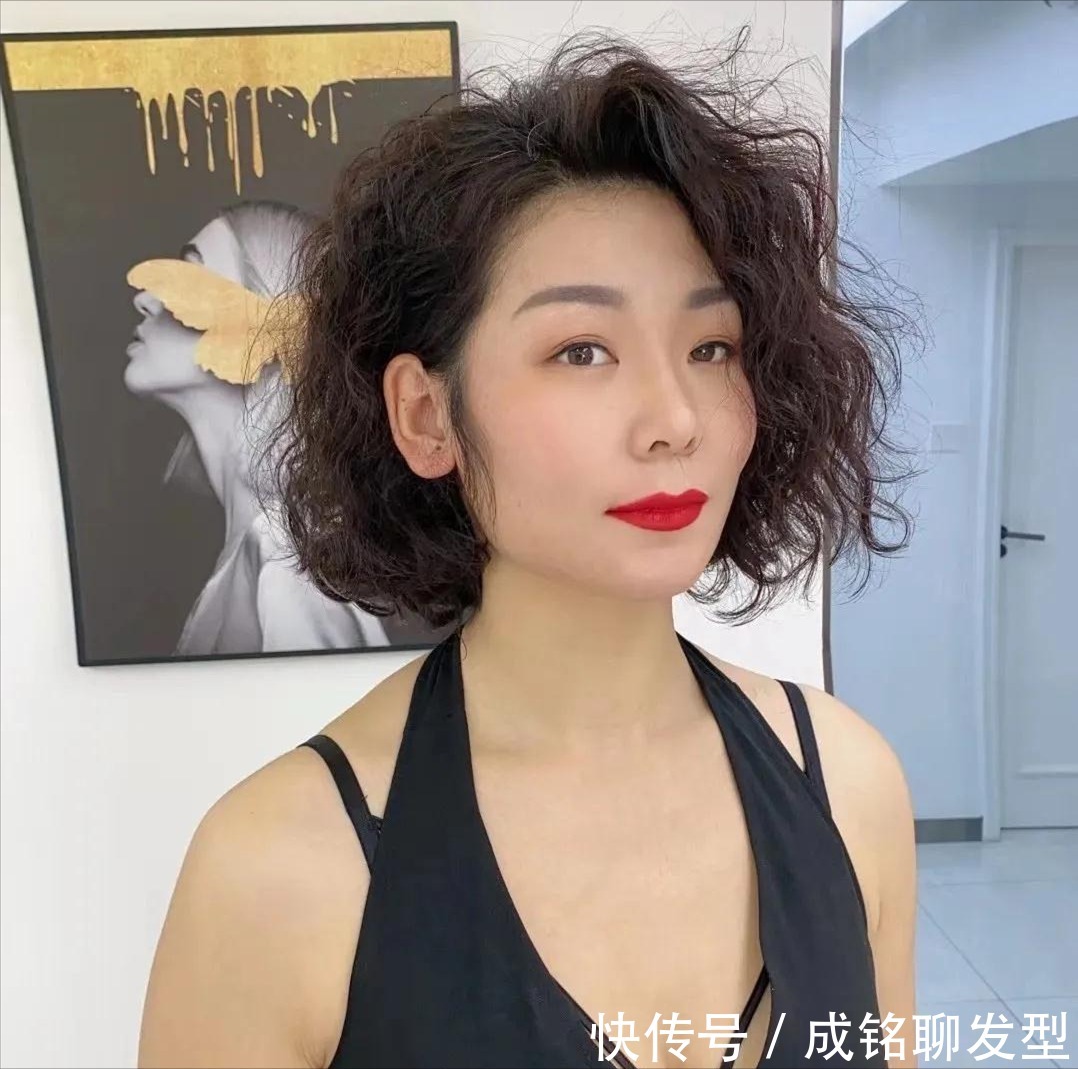 发色 今年全头烫发太火了,年轻人烫洋气,中年人烫时髦,老年人烫减龄