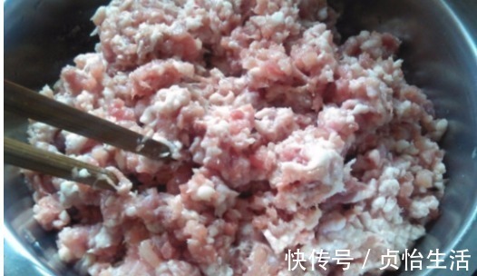 肉馅|拌肉馅时,先放油还是先放水?一步做对,肉馅鲜嫩多汁,香气扑鼻