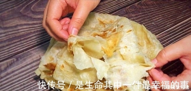 保鲜膜|奶奶用了一辈子的烙饼做法，外酥里软，凉了不硬，比外面卖的好吃