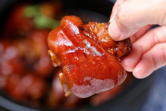 猪蹄这样做真叫一个香，色泽红润软烂入味，健康营养胶原蛋白满满