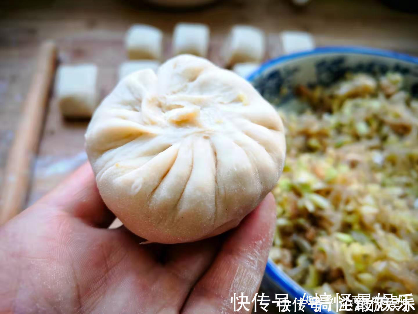 包菜|冬季，我家最爱这馅饼，又薄又软，一口气吃了四个还觉得不过瘾！