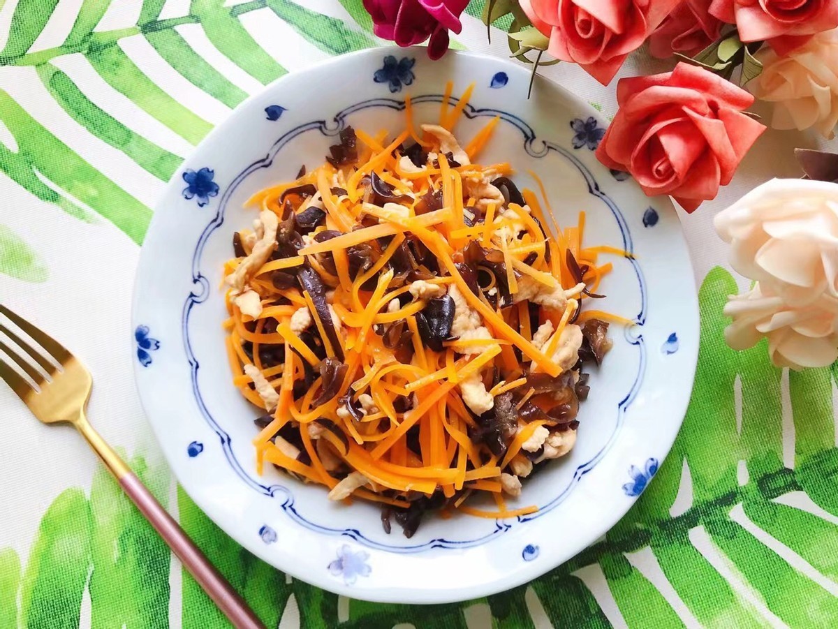 家常小炒胡萝卜木耳炒鸡丝，10分钟就做好，简单快手，鲜美可口