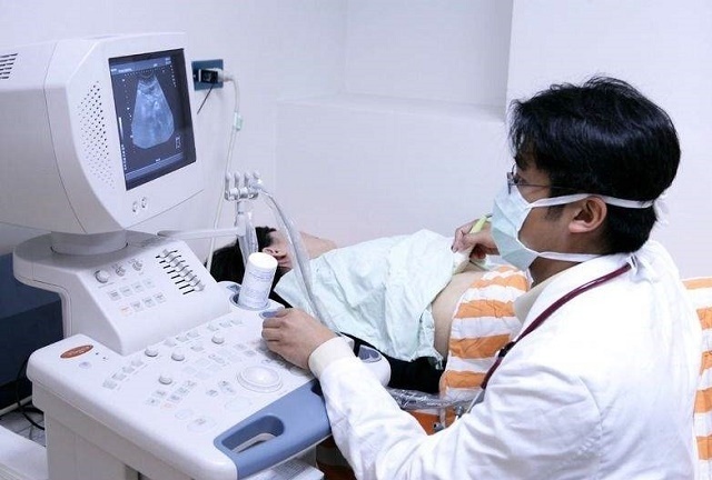 流产|女子怀孕3个月意外流产,清宫前发现子宫里一物,全家乐开花