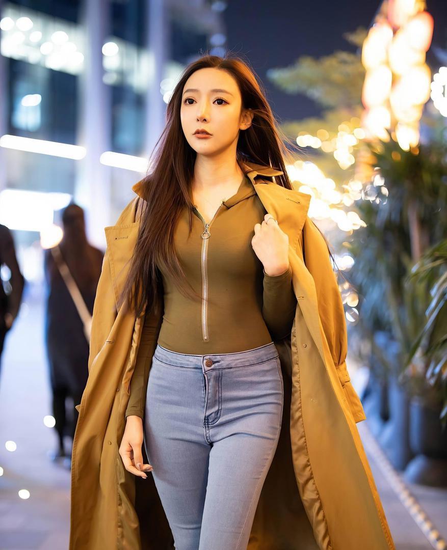 小姐姐 小姐姐穿破洞牛仔裤, 很是吸睛