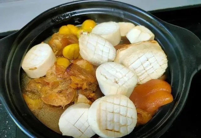 冬天要常吃这碱性菜,切成段跟猪蹄炖入味,鲜香脆嫩,好吃又解馋