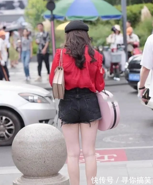 搭配 打底裤的搭配更显娇俏感,带来浓厚的女人魅力,穿出淑女魅力