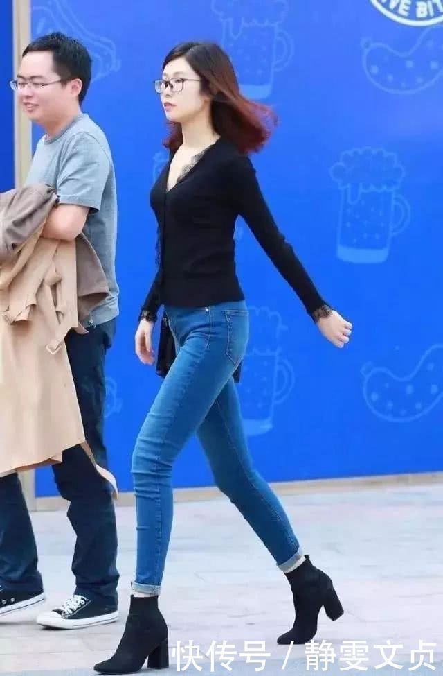 街拍美女：逛街时碰到的高挑紧身牛仔裤美女，从背后看我心动了