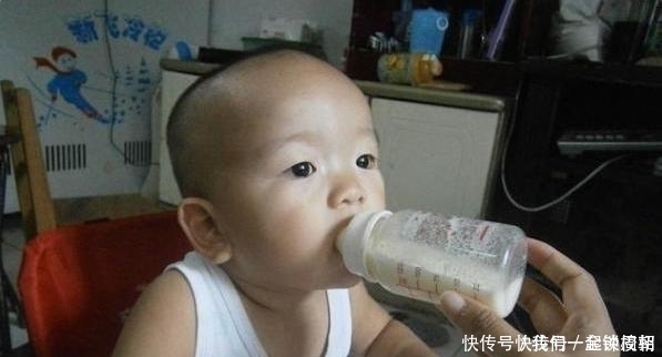 奶粉|宝宝只喝奶奶冲的奶粉，爸爸感觉不对劲，偷偷尝一口后很生气
