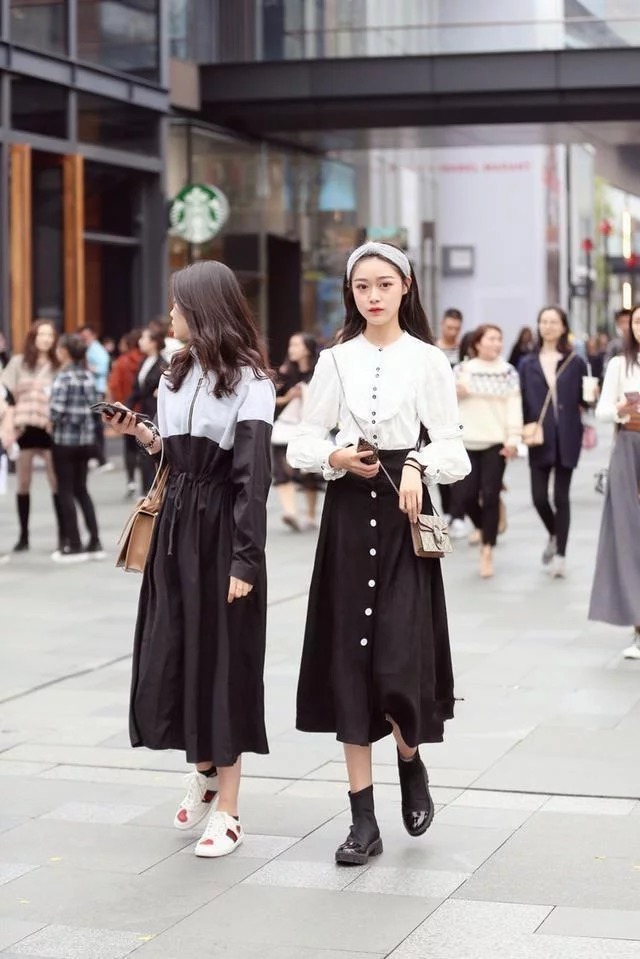 街拍:美女身穿黑白色的连衣裙,展示纤细的身材,简单不失好看