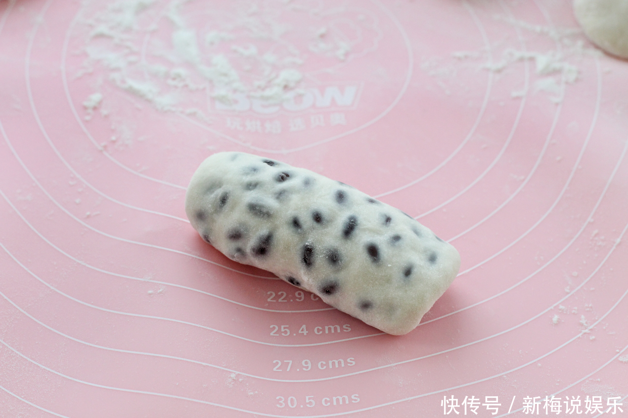 红豆别煮粥了,加山药和面粉上锅一蒸,松软香甜又养胃,老少皆宜