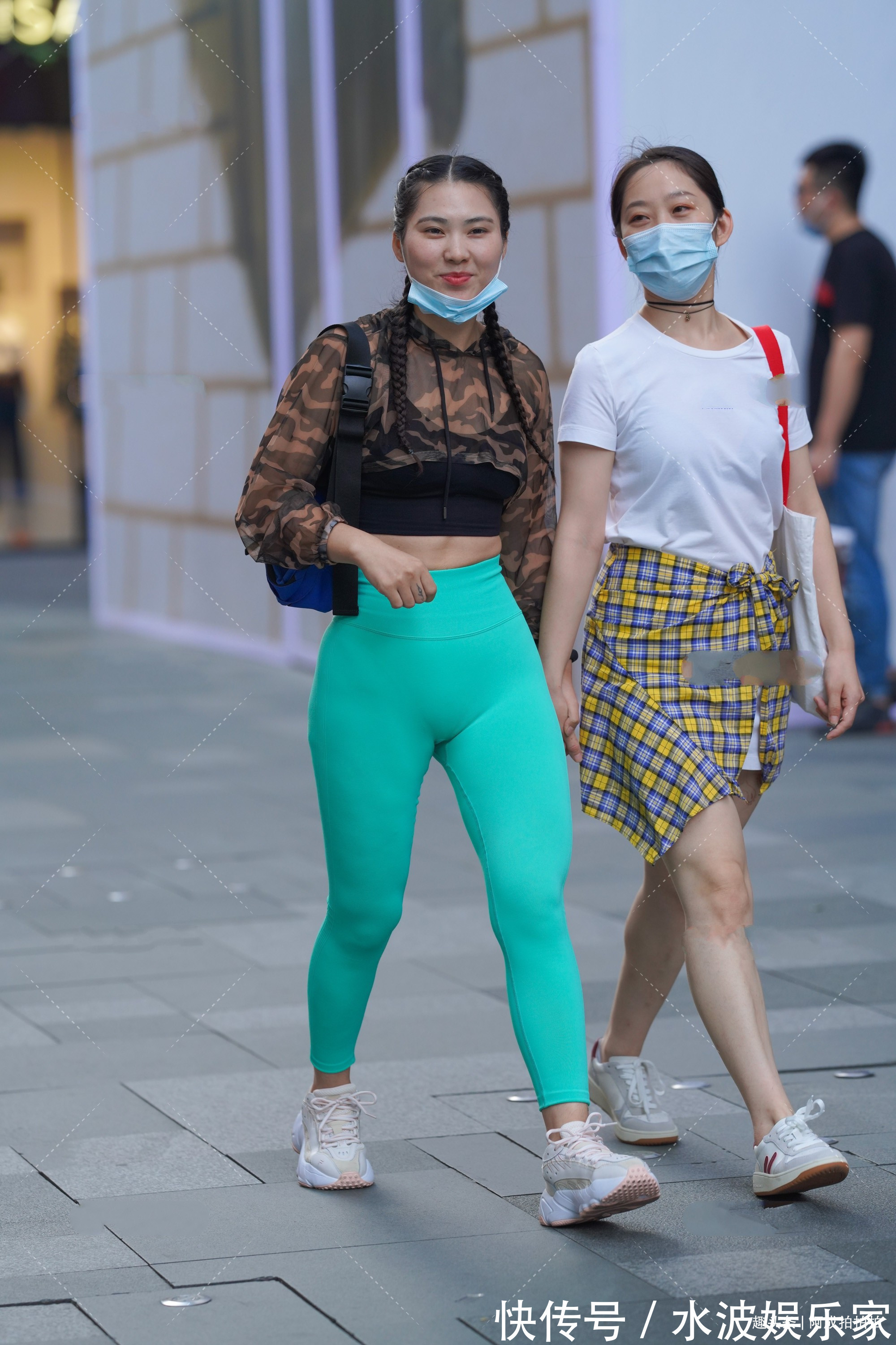 紧身运动裤 迷彩短款卫衣搭配湖蓝色紧身运动裤,气质出众,引领时尚潮流