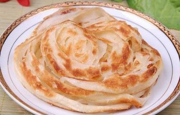 烙饼时，光刷油是不行的，多加这一步，保证烙饼外酥内软分层多