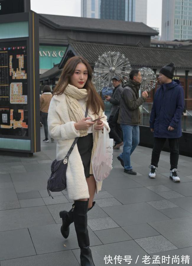 大长腿|高挑靓丽的小姐姐,白色毛衣搭配高腰半裙,尽显性感的气质!