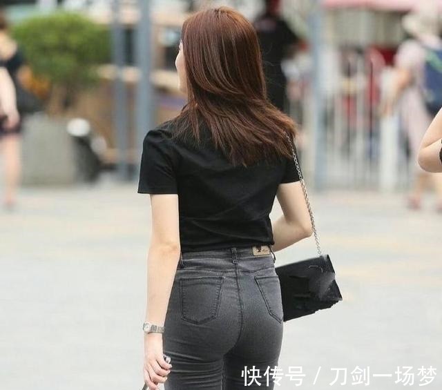 紧身牛仔裤 #时尚百搭#街道美女黑色上衣短袖搭配灰色紧身牛仔裤